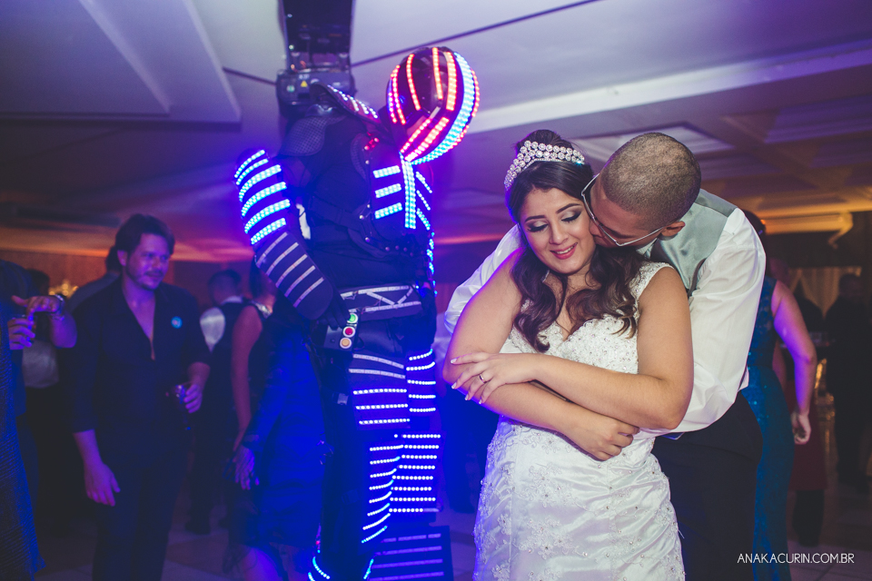 Casamento da noiva Érika e do noivo Leonardo, na Vila Militar de São Pedro da Aldeia. Fotografia por Ana Kacurin. Filmagem por Kim Derick Filmes.