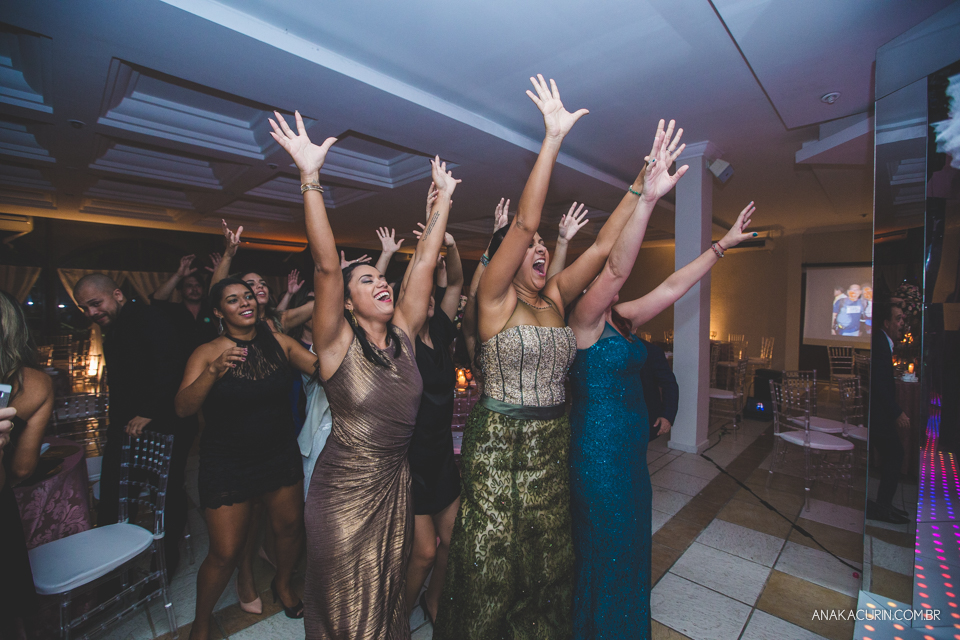 Casamento da noiva Érika e do noivo Leonardo, na Vila Militar de São Pedro da Aldeia. Fotografia por Ana Kacurin. Filmagem por Kim Derick Filmes.