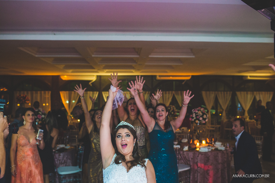 Casamento da noiva Érika e do noivo Leonardo, na Vila Militar de São Pedro da Aldeia. Fotografia por Ana Kacurin. Filmagem por Kim Derick Filmes.