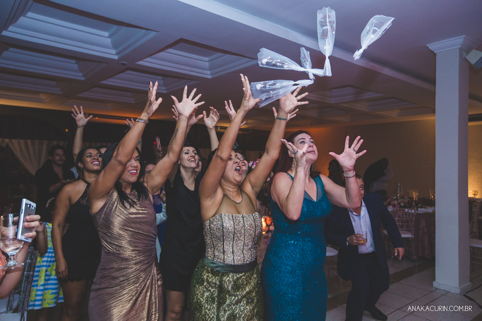 Casamento da noiva Érika e do noivo Leonardo, na Vila Militar de São Pedro da Aldeia. Fotografia por Ana Kacurin. Filmagem por Kim Derick Filmes.