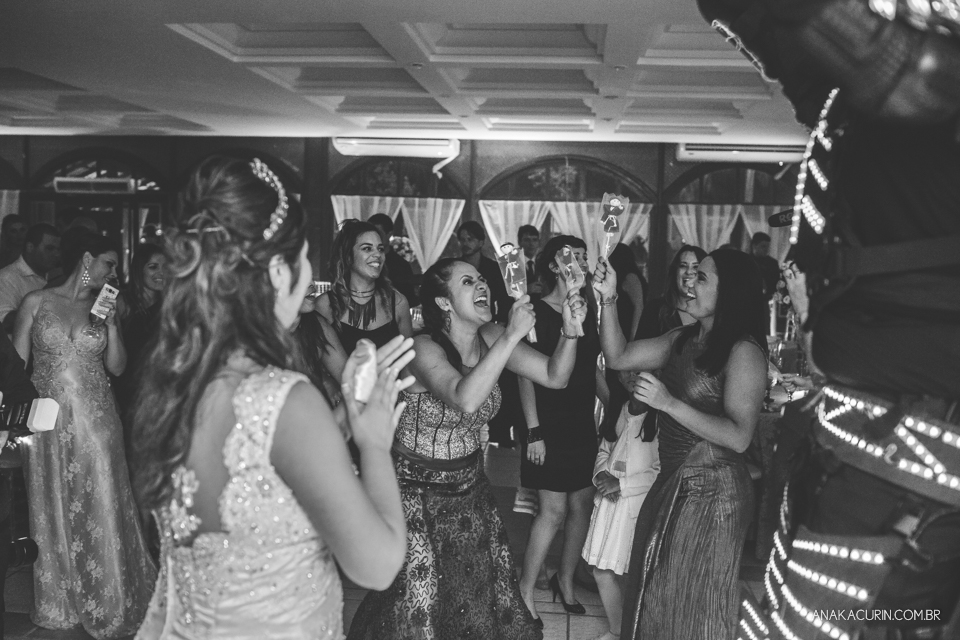 Casamento da noiva Érika e do noivo Leonardo, na Vila Militar de São Pedro da Aldeia. Fotografia por Ana Kacurin. Filmagem por Kim Derick Filmes.