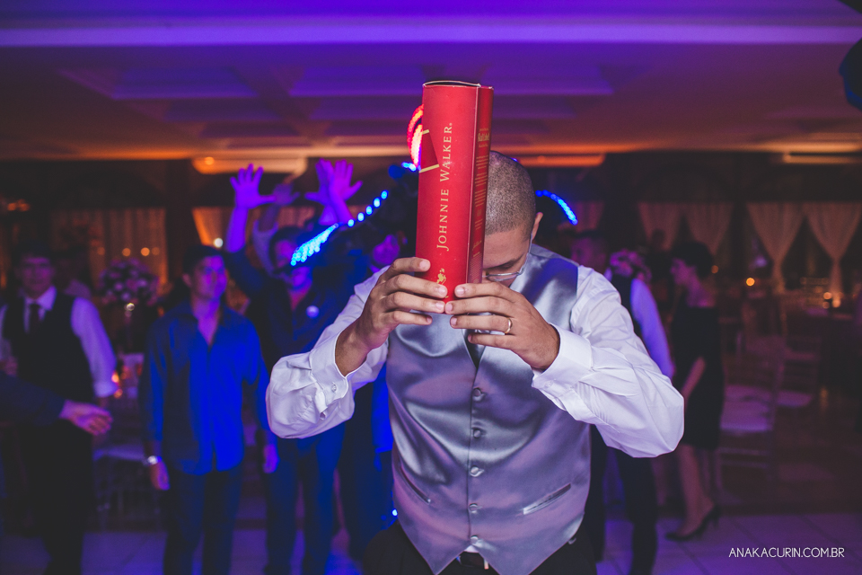 Casamento da noiva Érika e do noivo Leonardo, na Vila Militar de São Pedro da Aldeia. Fotografia por Ana Kacurin. Filmagem por Kim Derick Filmes.