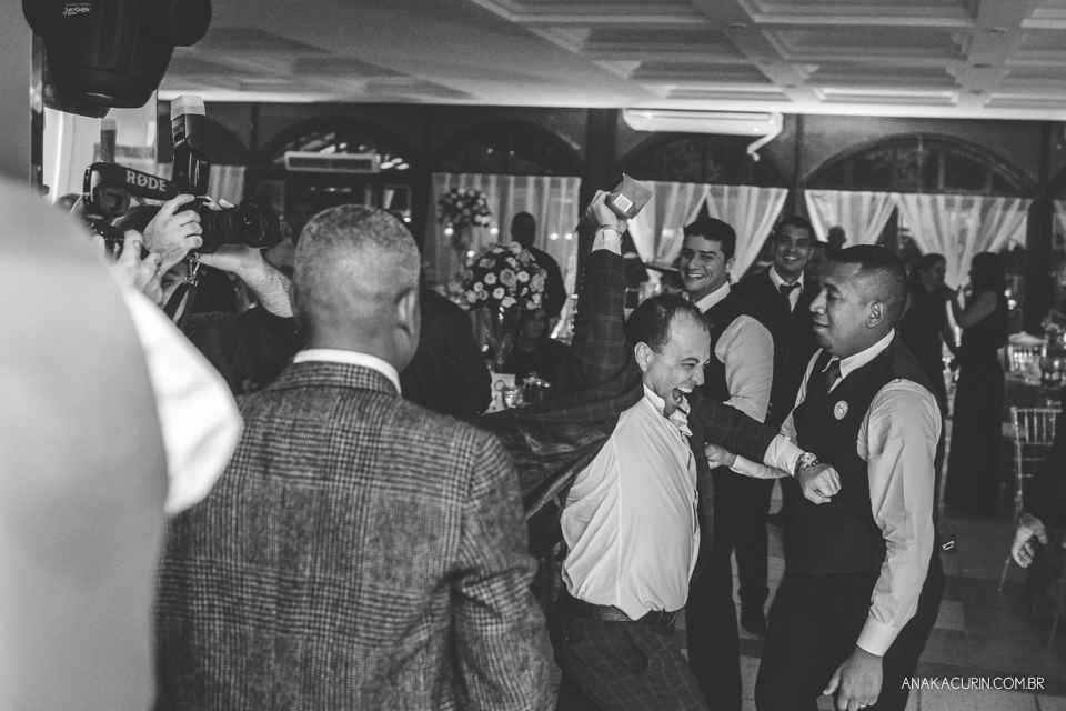 Casamento da noiva Érika e do noivo Leonardo, na Vila Militar de São Pedro da Aldeia. Fotografia por Ana Kacurin. Filmagem por Kim Derick Filmes.