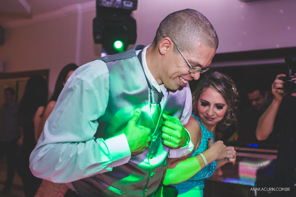 Casamento da noiva Érika e do noivo Leonardo, na Vila Militar de São Pedro da Aldeia. Fotografia por Ana Kacurin. Filmagem por Kim Derick Filmes.