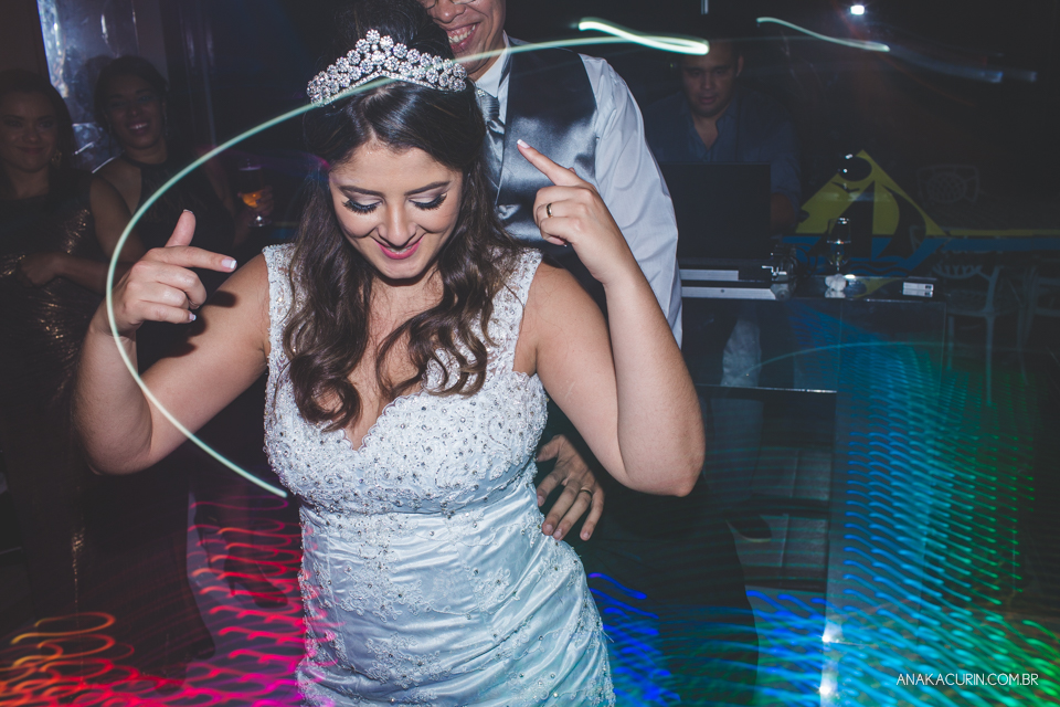 Casamento da noiva Érika e do noivo Leonardo, na Vila Militar de São Pedro da Aldeia. Fotografia por Ana Kacurin. Filmagem por Kim Derick Filmes.