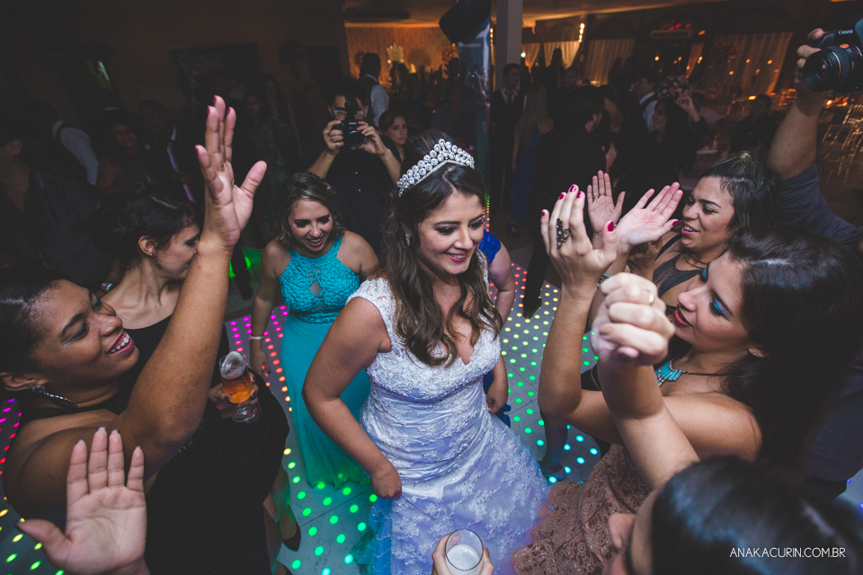 Casamento da noiva Érika e do noivo Leonardo, na Vila Militar de São Pedro da Aldeia. Fotografia por Ana Kacurin. Filmagem por Kim Derick Filmes.