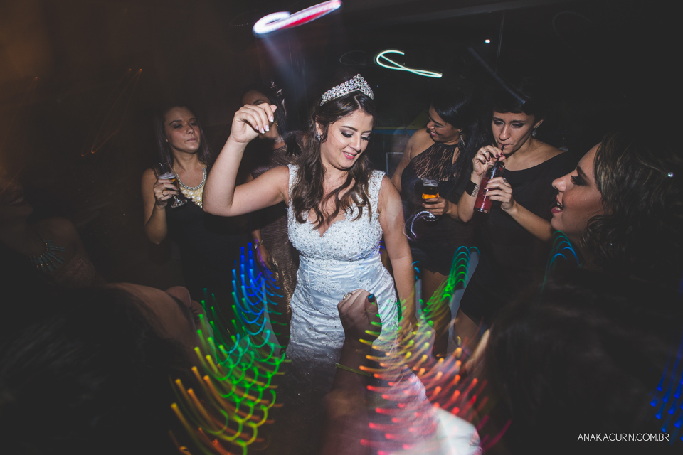 Casamento da noiva Érika e do noivo Leonardo, na Vila Militar de São Pedro da Aldeia. Fotografia por Ana Kacurin. Filmagem por Kim Derick Filmes.
