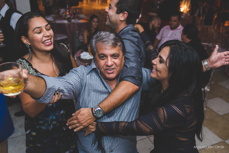 Casamento da noiva Érika e do noivo Leonardo, na Vila Militar de São Pedro da Aldeia. Fotografia por Ana Kacurin. Filmagem por Kim Derick Filmes.