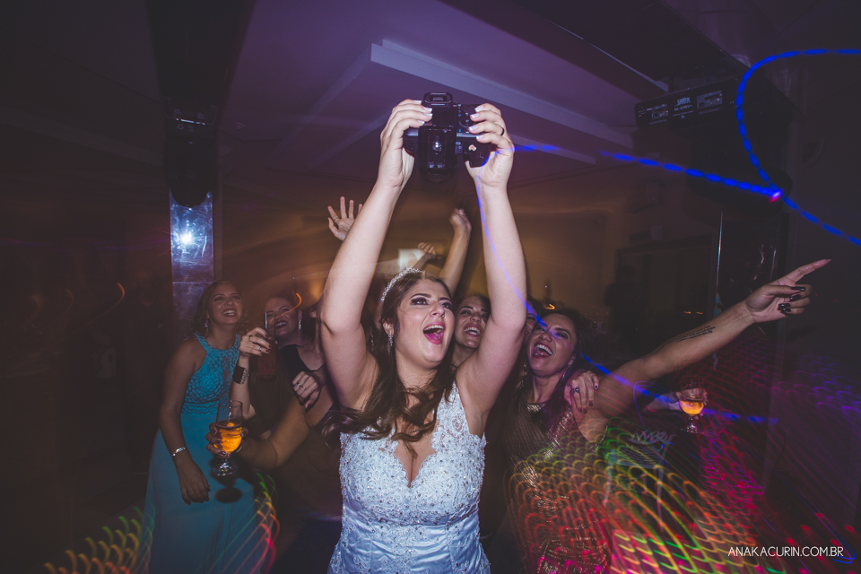 Casamento da noiva Érika e do noivo Leonardo, na Vila Militar de São Pedro da Aldeia. Fotografia por Ana Kacurin. Filmagem por Kim Derick Filmes.