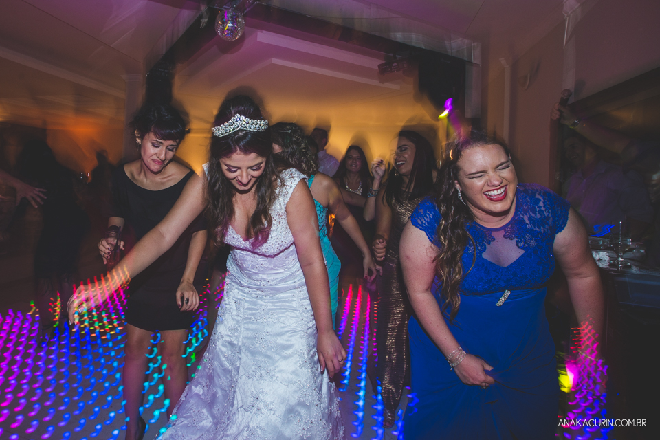 Casamento da noiva Érika e do noivo Leonardo, na Vila Militar de São Pedro da Aldeia. Fotografia por Ana Kacurin. Filmagem por Kim Derick Filmes.
