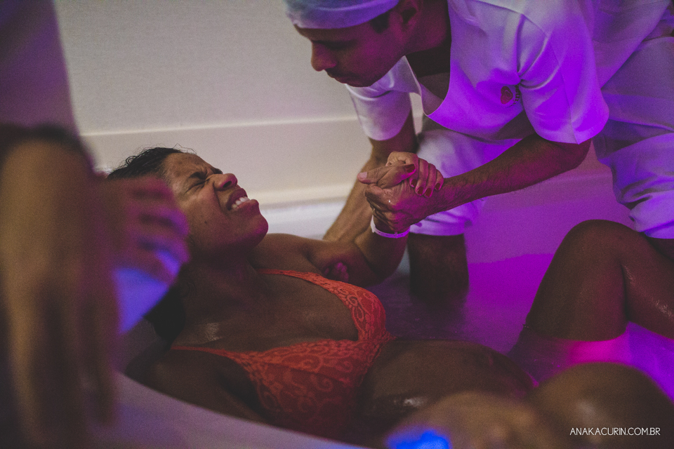 Parto natural hospitalar da pequena Malu, filha de Estela e Leandro, assistido pela obstetra humanizada Mayra Fontainhas e pela doula Aline Barreto, fotografado por Ana Kacurin