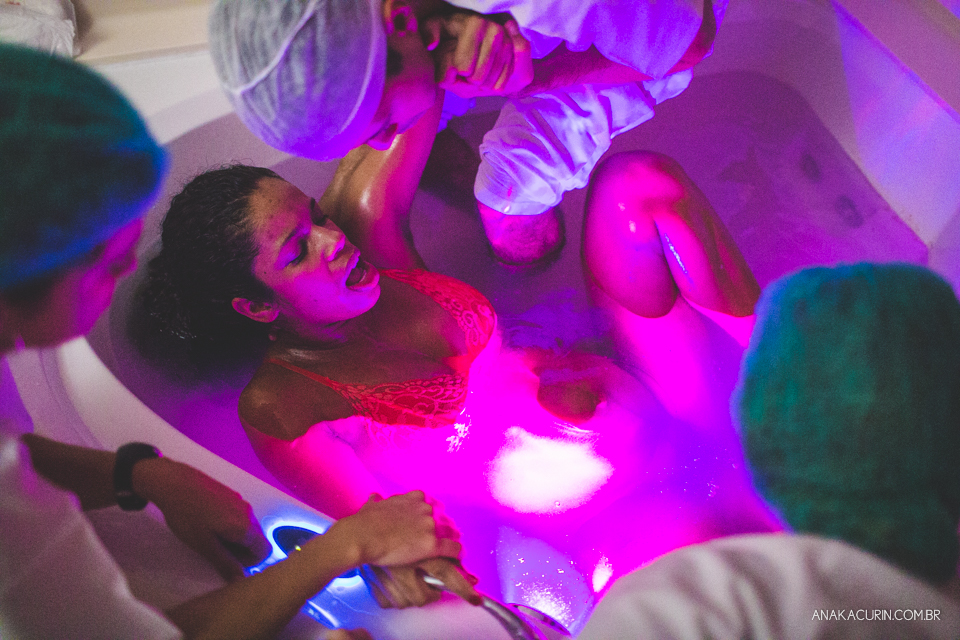 Parto natural hospitalar da pequena Malu, filha de Estela e Leandro, assistido pela obstetra humanizada Mayra Fontainhas e pela doula Aline Barreto, fotografado por Ana Kacurin