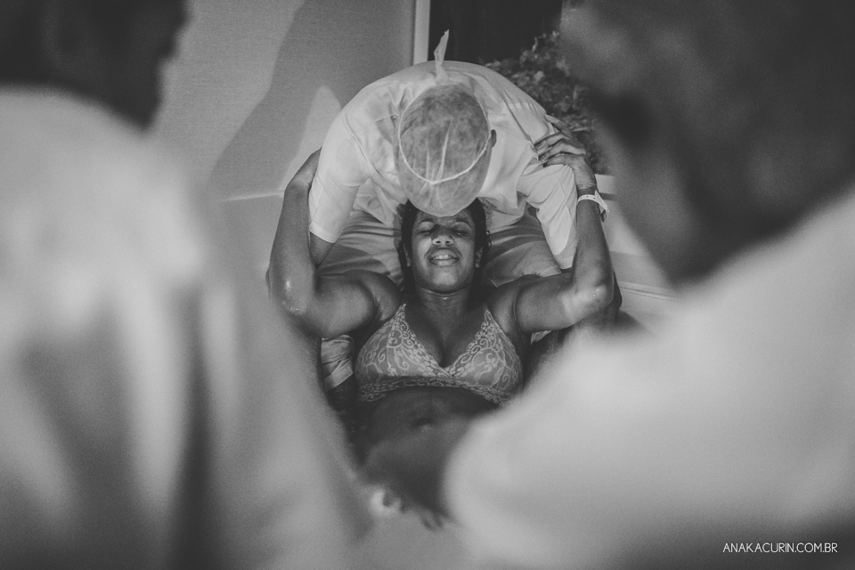 Parto natural hospitalar da pequena Malu, filha de Estela e Leandro, assistido pela obstetra humanizada Mayra Fontainhas e pela doula Aline Barreto, fotografado por Ana Kacurin