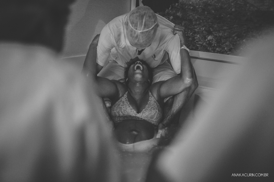 Parto natural hospitalar da pequena Malu, filha de Estela e Leandro, assistido pela obstetra humanizada Mayra Fontainhas e pela doula Aline Barreto, fotografado por Ana Kacurin