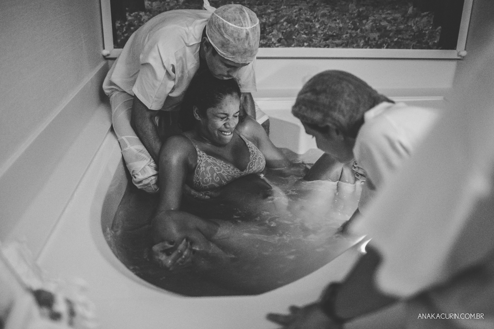 Parto natural hospitalar da pequena Malu, filha de Estela e Leandro, assistido pela obstetra humanizada Mayra Fontainhas e pela doula Aline Barreto, fotografado por Ana Kacurin