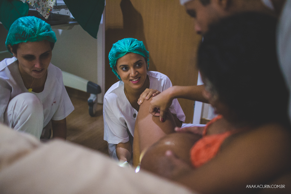 Parto natural hospitalar da pequena Malu, filha de Estela e Leandro, assistido pela obstetra humanizada Mayra Fontainhas e pela doula Aline Barreto, fotografado por Ana Kacurin