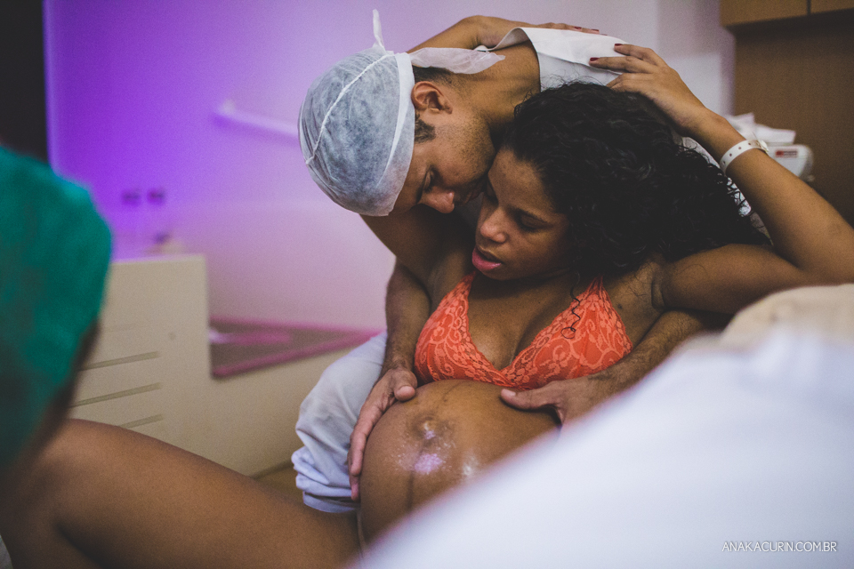 Parto natural hospitalar da pequena Malu, filha de Estela e Leandro, assistido pela obstetra humanizada Mayra Fontainhas e pela doula Aline Barreto, fotografado por Ana Kacurin