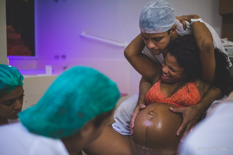 Parto natural hospitalar da pequena Malu, filha de Estela e Leandro, assistido pela obstetra humanizada Mayra Fontainhas e pela doula Aline Barreto, fotografado por Ana Kacurin