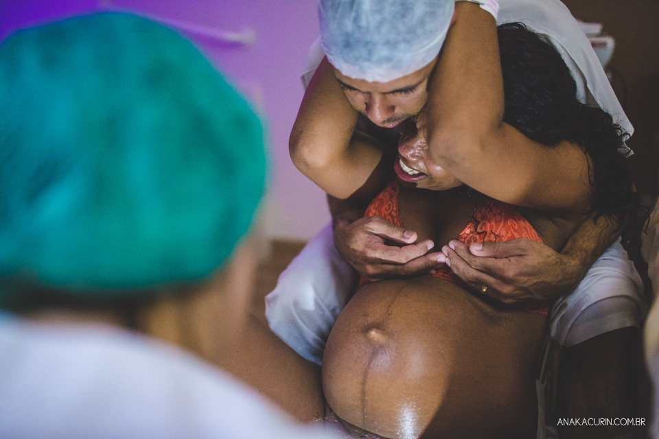 Parto natural hospitalar da pequena Malu, filha de Estela e Leandro, assistido pela obstetra humanizada Mayra Fontainhas e pela doula Aline Barreto, fotografado por Ana Kacurin