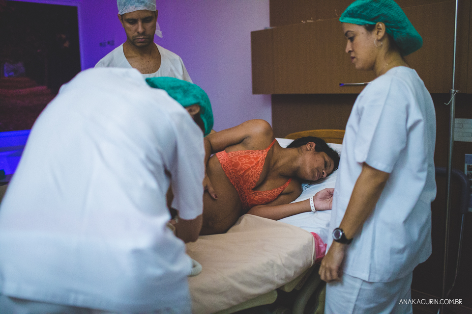 Parto natural hospitalar da pequena Malu, filha de Estela e Leandro, assistido pela obstetra humanizada Mayra Fontainhas e pela doula Aline Barreto, fotografado por Ana Kacurin