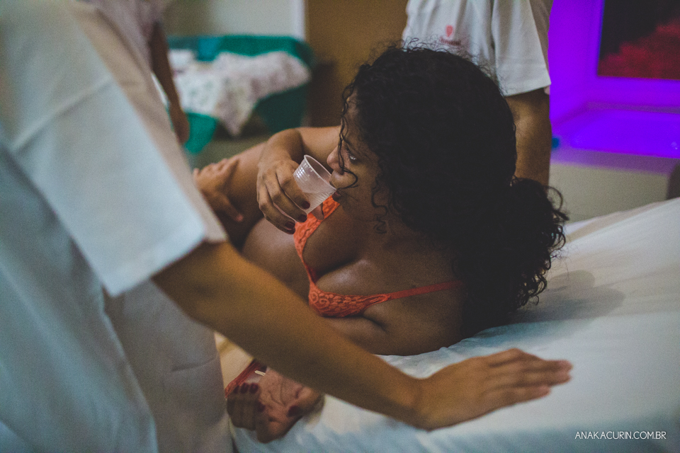 Parto natural hospitalar da pequena Malu, filha de Estela e Leandro, assistido pela obstetra humanizada Mayra Fontainhas e pela doula Aline Barreto, fotografado por Ana Kacurin