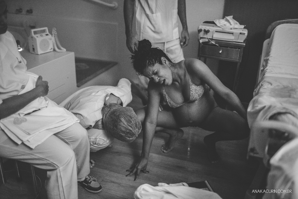 Parto natural hospitalar da pequena Malu, filha de Estela e Leandro, assistido pela obstetra humanizada Mayra Fontainhas e pela doula Aline Barreto, fotografado por Ana Kacurin