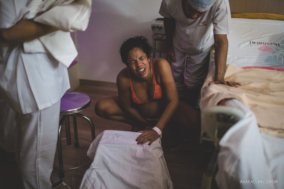 Parto natural hospitalar da pequena Malu, filha de Estela e Leandro, assistido pela obstetra humanizada Mayra Fontainhas e pela doula Aline Barreto, fotografado por Ana Kacurin