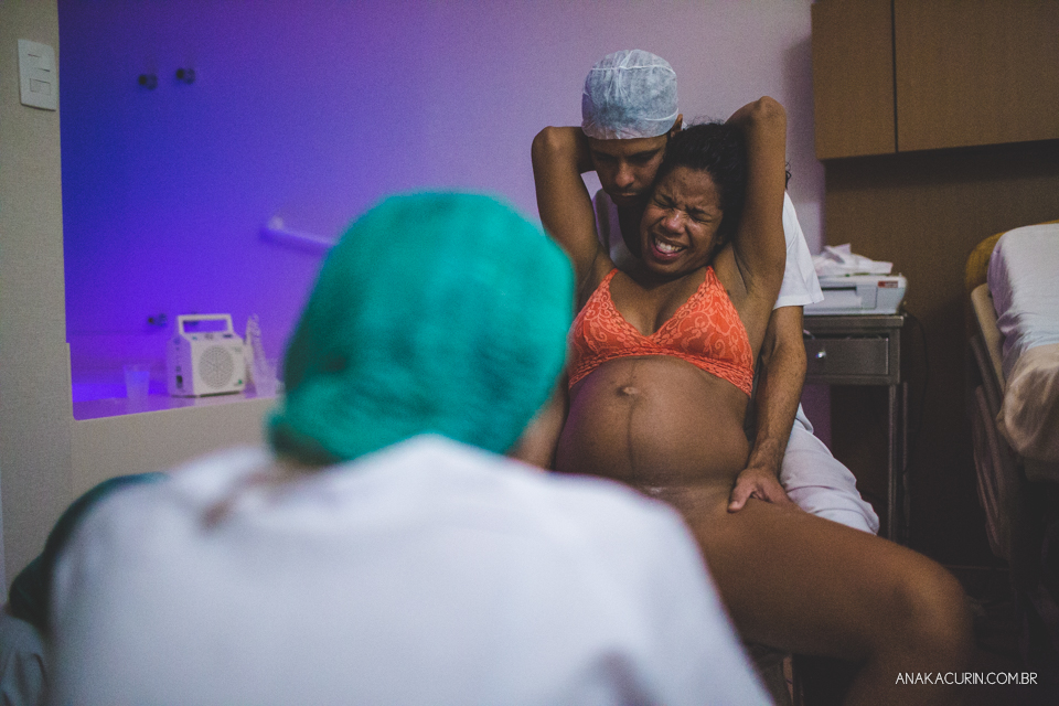 Parto natural hospitalar da pequena Malu, filha de Estela e Leandro, assistido pela obstetra humanizada Mayra Fontainhas e pela doula Aline Barreto, fotografado por Ana Kacurin