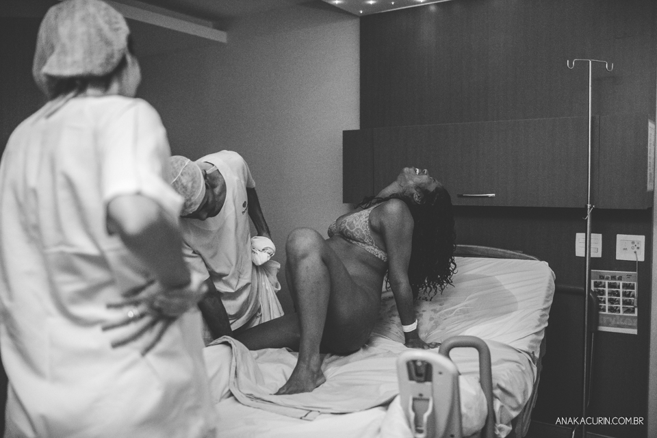 Parto natural hospitalar da pequena Malu, filha de Estela e Leandro, assistido pela obstetra humanizada Mayra Fontainhas e pela doula Aline Barreto, fotografado por Ana Kacurin