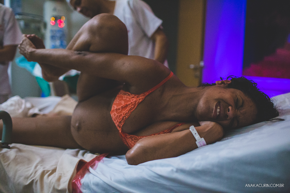 Parto natural hospitalar da pequena Malu, filha de Estela e Leandro, assistido pela obstetra humanizada Mayra Fontainhas e pela doula Aline Barreto, fotografado por Ana Kacurin