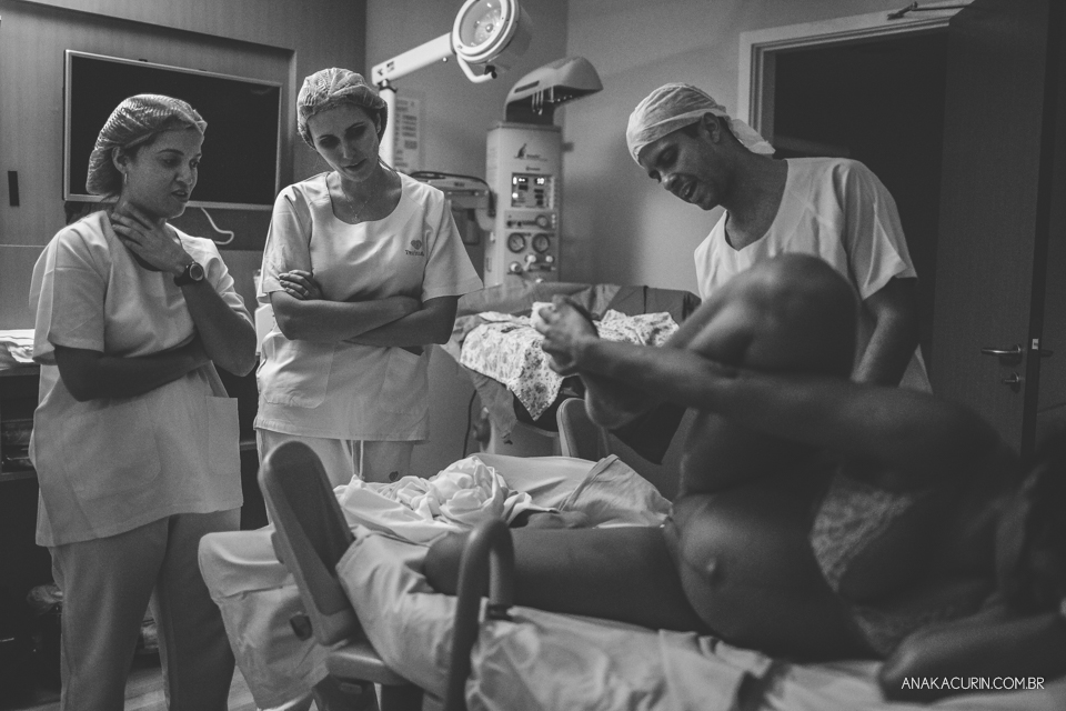 Parto natural hospitalar da pequena Malu, filha de Estela e Leandro, assistido pela obstetra humanizada Mayra Fontainhas e pela doula Aline Barreto, fotografado por Ana Kacurin