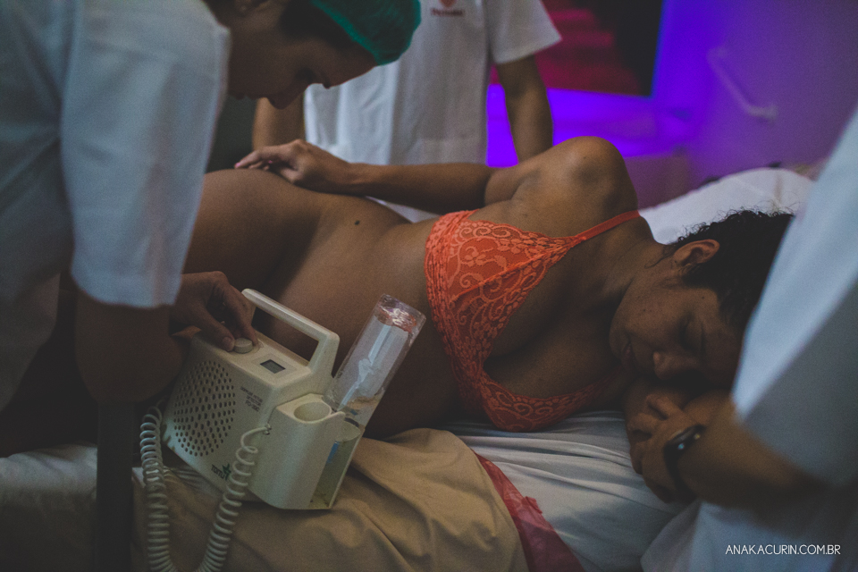 Parto natural hospitalar da pequena Malu, filha de Estela e Leandro, assistido pela obstetra humanizada Mayra Fontainhas e pela doula Aline Barreto, fotografado por Ana Kacurin