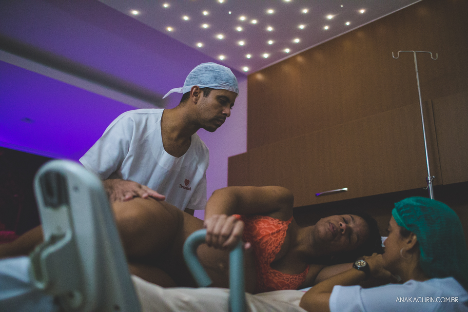 Parto natural hospitalar da pequena Malu, filha de Estela e Leandro, assistido pela obstetra humanizada Mayra Fontainhas e pela doula Aline Barreto, fotografado por Ana Kacurin