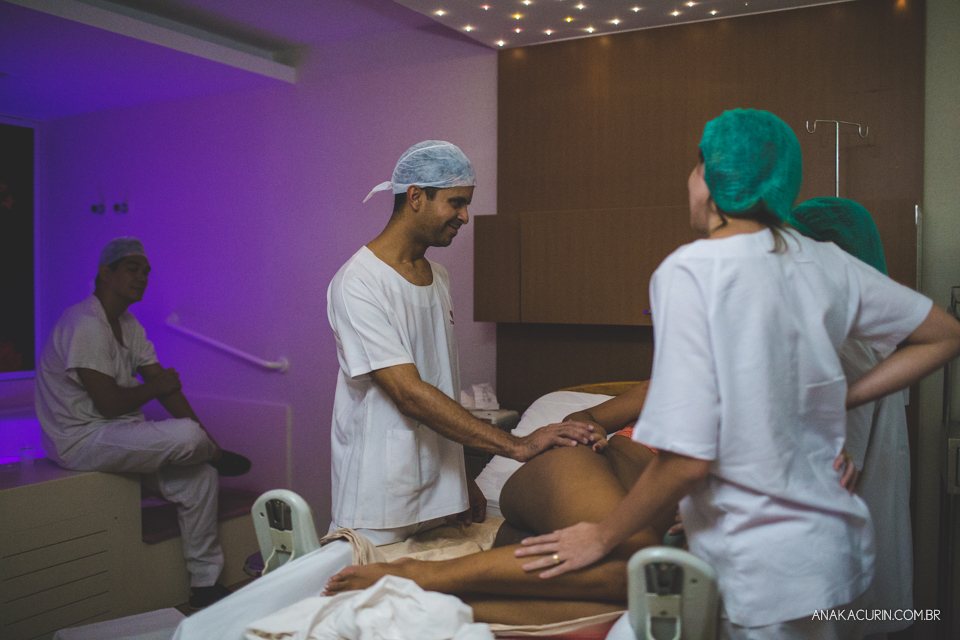 Parto natural hospitalar da pequena Malu, filha de Estela e Leandro, assistido pela obstetra humanizada Mayra Fontainhas e pela doula Aline Barreto, fotografado por Ana Kacurin