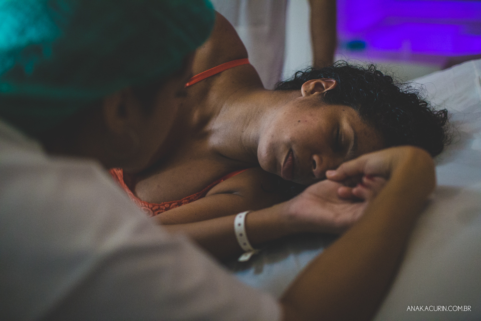 Parto natural hospitalar da pequena Malu, filha de Estela e Leandro, assistido pela obstetra humanizada Mayra Fontainhas e pela doula Aline Barreto, fotografado por Ana Kacurin