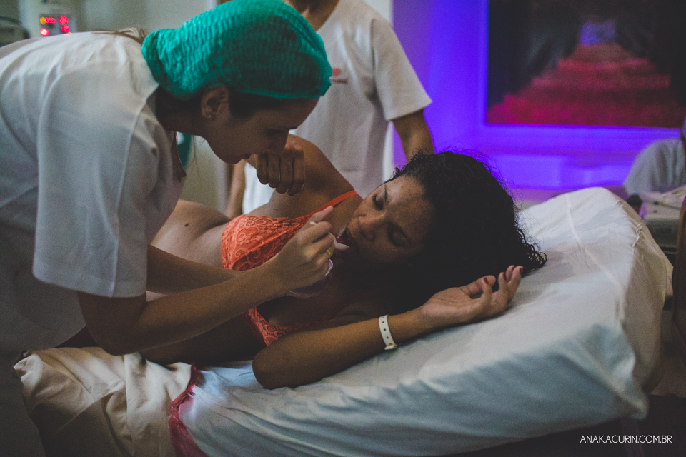 Parto natural hospitalar da pequena Malu, filha de Estela e Leandro, assistido pela obstetra humanizada Mayra Fontainhas e pela doula Aline Barreto, fotografado por Ana Kacurin