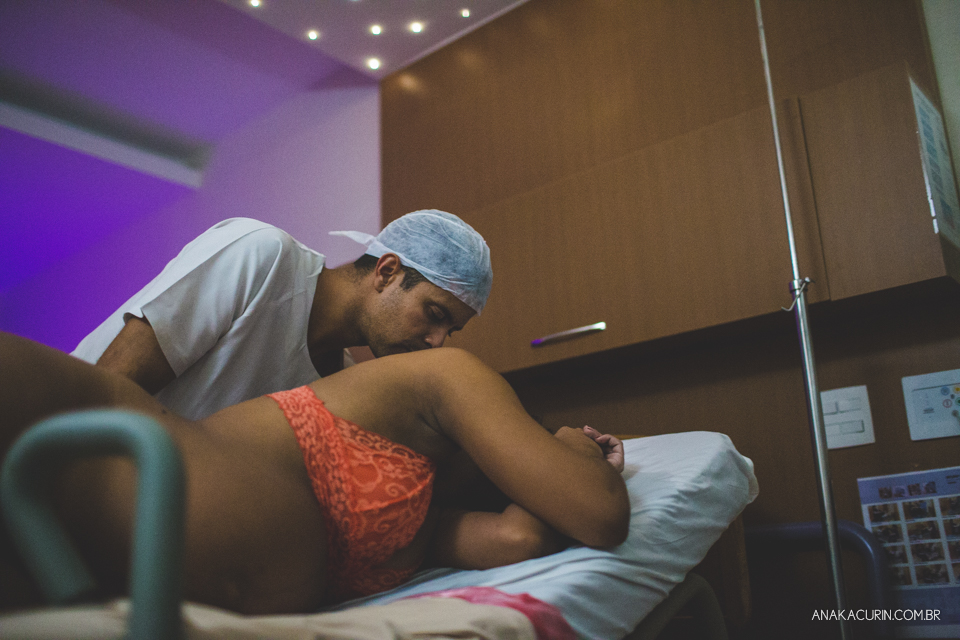 Parto natural hospitalar da pequena Malu, filha de Estela e Leandro, assistido pela obstetra humanizada Mayra Fontainhas e pela doula Aline Barreto, fotografado por Ana Kacurin