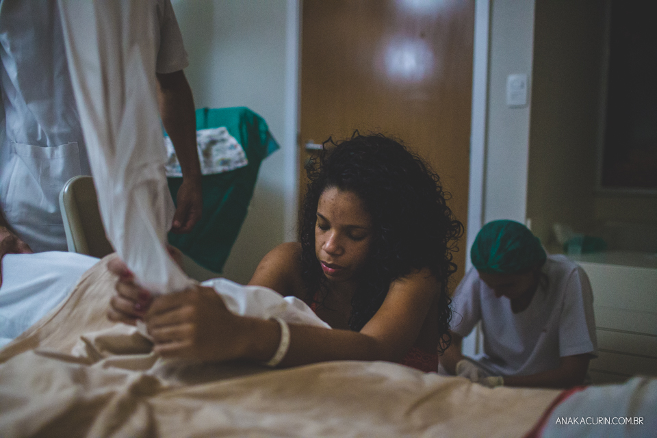 Parto natural hospitalar da pequena Malu, filha de Estela e Leandro, assistido pela obstetra humanizada Mayra Fontainhas e pela doula Aline Barreto, fotografado por Ana Kacurin