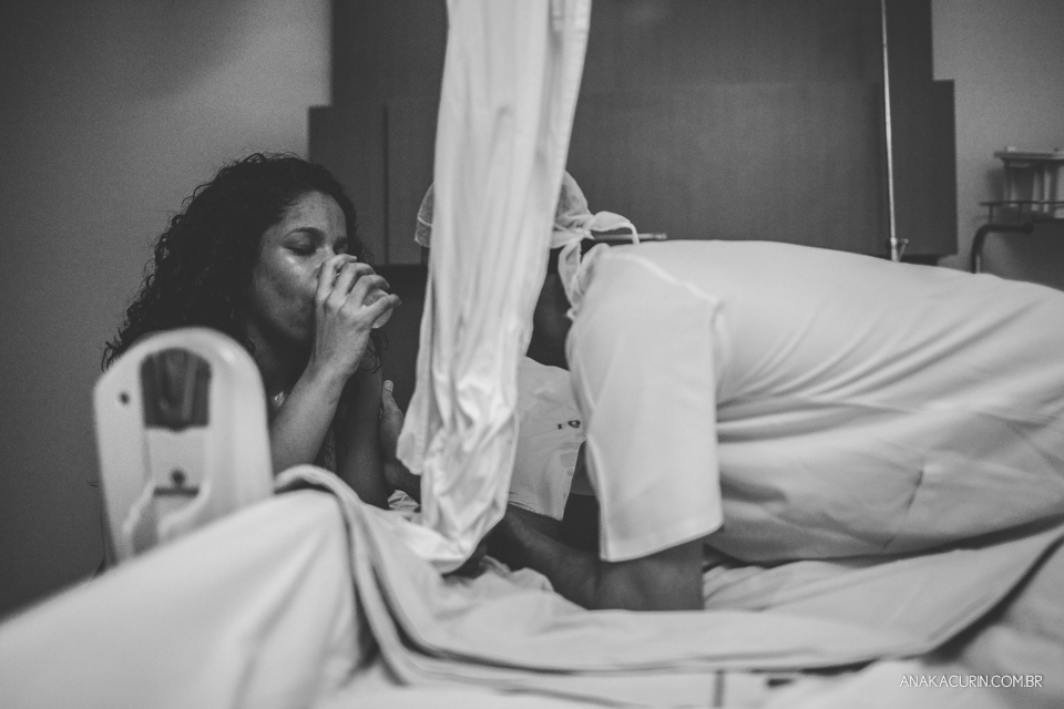 Parto natural hospitalar da pequena Malu, filha de Estela e Leandro, assistido pela obstetra humanizada Mayra Fontainhas e pela doula Aline Barreto, fotografado por Ana Kacurin