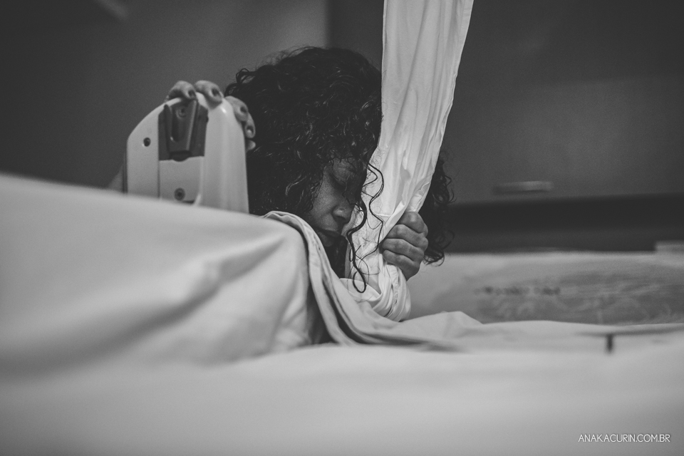 Parto natural hospitalar da pequena Malu, filha de Estela e Leandro, assistido pela obstetra humanizada Mayra Fontainhas e pela doula Aline Barreto, fotografado por Ana Kacurin