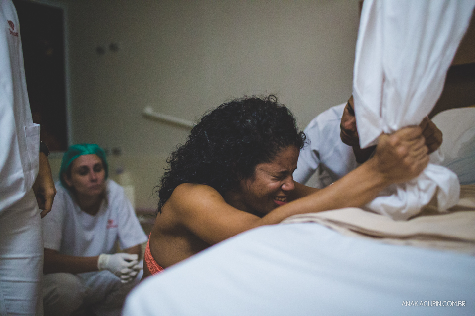 Parto natural hospitalar da pequena Malu, filha de Estela e Leandro, assistido pela obstetra humanizada Mayra Fontainhas e pela doula Aline Barreto, fotografado por Ana Kacurin