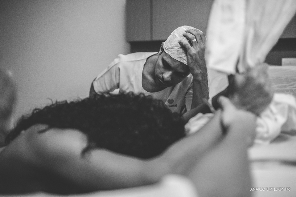 Parto natural hospitalar da pequena Malu, filha de Estela e Leandro, assistido pela obstetra humanizada Mayra Fontainhas e pela doula Aline Barreto, fotografado por Ana Kacurin