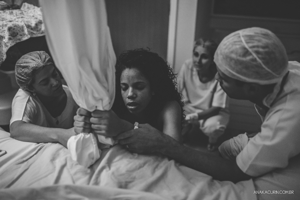 Parto natural hospitalar da pequena Malu, filha de Estela e Leandro, assistido pela obstetra humanizada Mayra Fontainhas e pela doula Aline Barreto, fotografado por Ana Kacurin