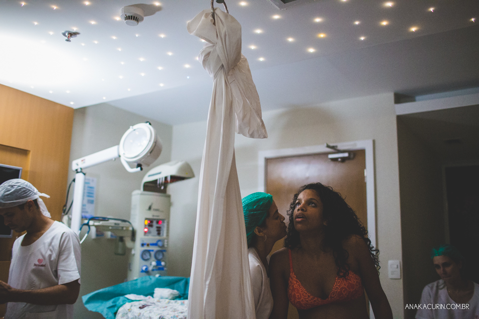 Parto natural hospitalar da pequena Malu, filha de Estela e Leandro, assistido pela obstetra humanizada Mayra Fontainhas e pela doula Aline Barreto, fotografado por Ana Kacurin