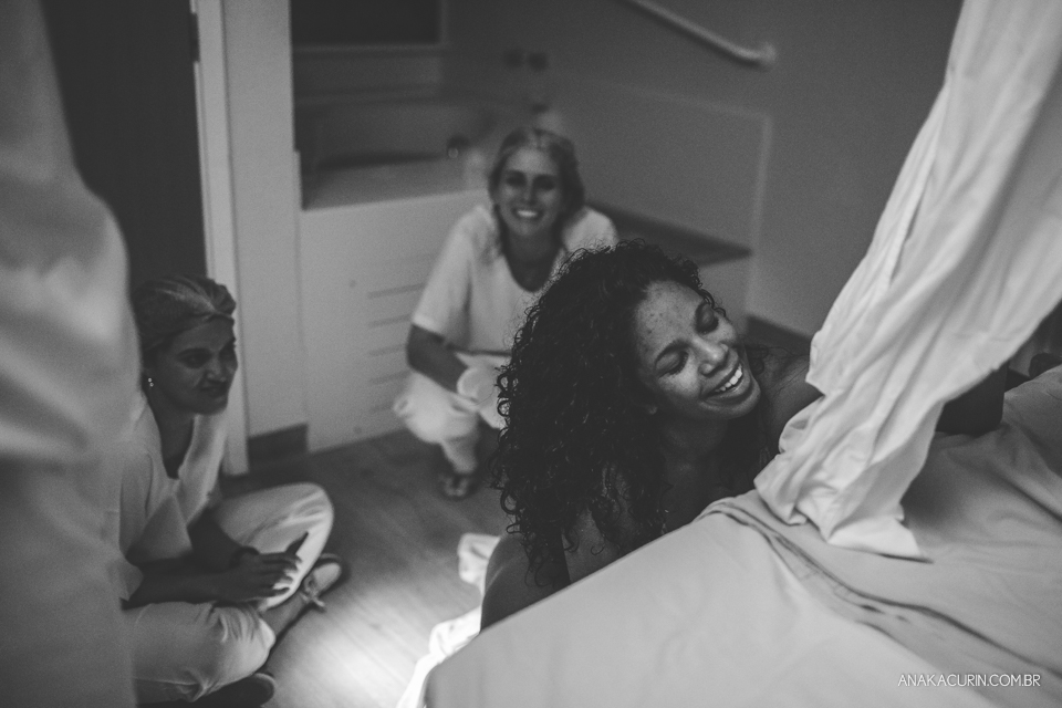 Parto natural hospitalar da pequena Malu, filha de Estela e Leandro, assistido pela obstetra humanizada Mayra Fontainhas e pela doula Aline Barreto, fotografado por Ana Kacurin