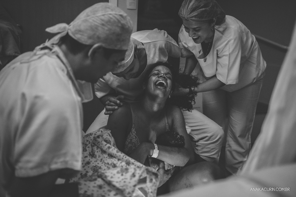 Parto natural hospitalar da pequena Malu, filha de Estela e Leandro, assistido pela obstetra humanizada Mayra Fontainhas e pela doula Aline Barreto, fotografado por Ana Kacurin