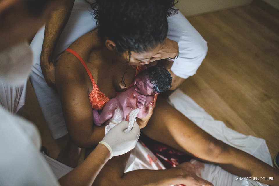 Parto natural hospitalar da pequena Malu, filha de Estela e Leandro, assistido pela obstetra humanizada Mayra Fontainhas e pela doula Aline Barreto, fotografado por Ana Kacurin
