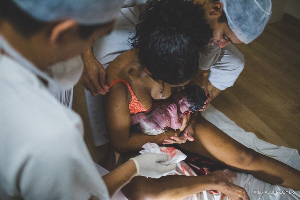 Parto natural hospitalar da pequena Malu, filha de Estela e Leandro, assistido pela obstetra humanizada Mayra Fontainhas e pela doula Aline Barreto, fotografado por Ana Kacurin