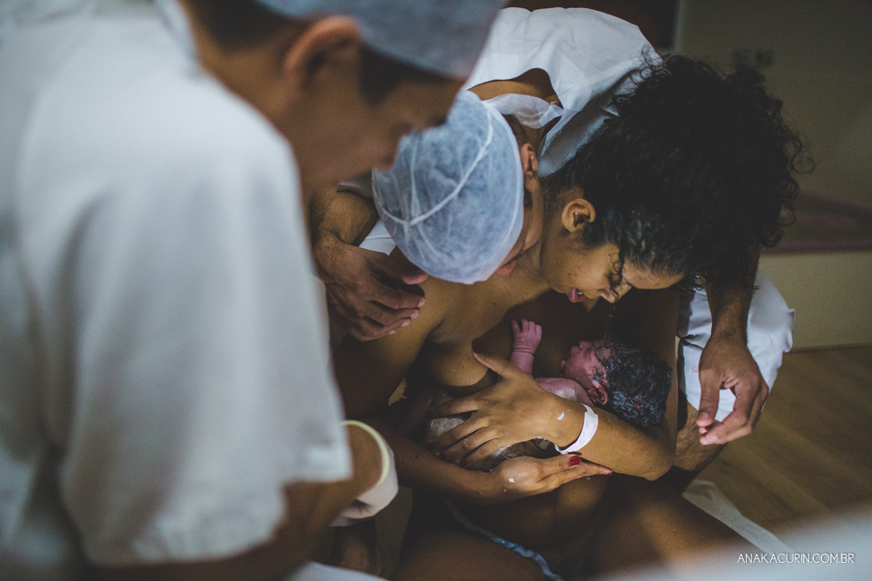 Parto natural hospitalar da pequena Malu, filha de Estela e Leandro, assistido pela obstetra humanizada Mayra Fontainhas e pela doula Aline Barreto, fotografado por Ana Kacurin