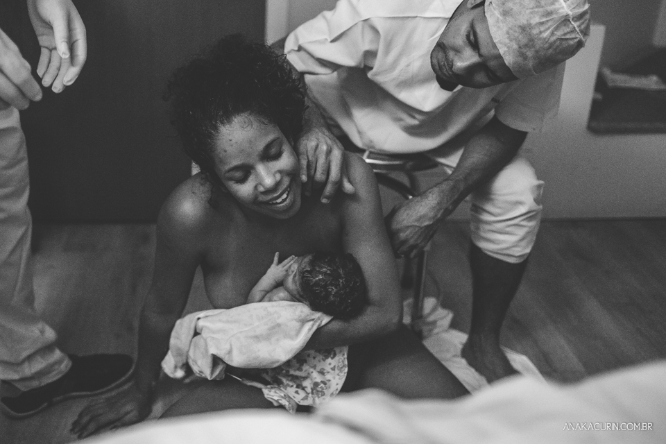 Parto natural hospitalar da pequena Malu, filha de Estela e Leandro, assistido pela obstetra humanizada Mayra Fontainhas e pela doula Aline Barreto, fotografado por Ana Kacurin